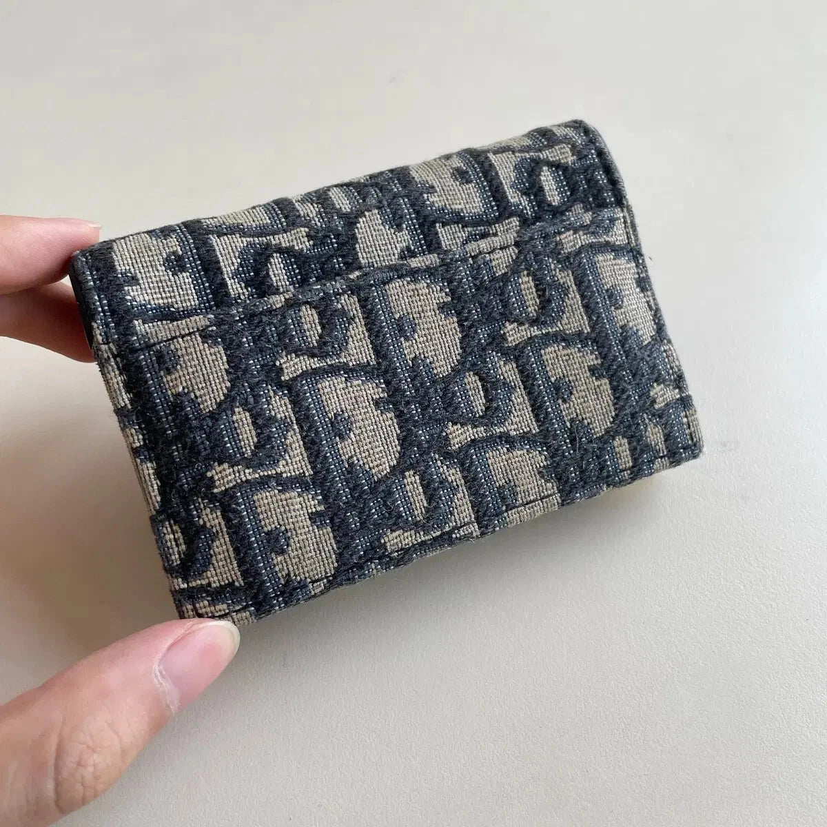 Oblique Saddle Card Holder