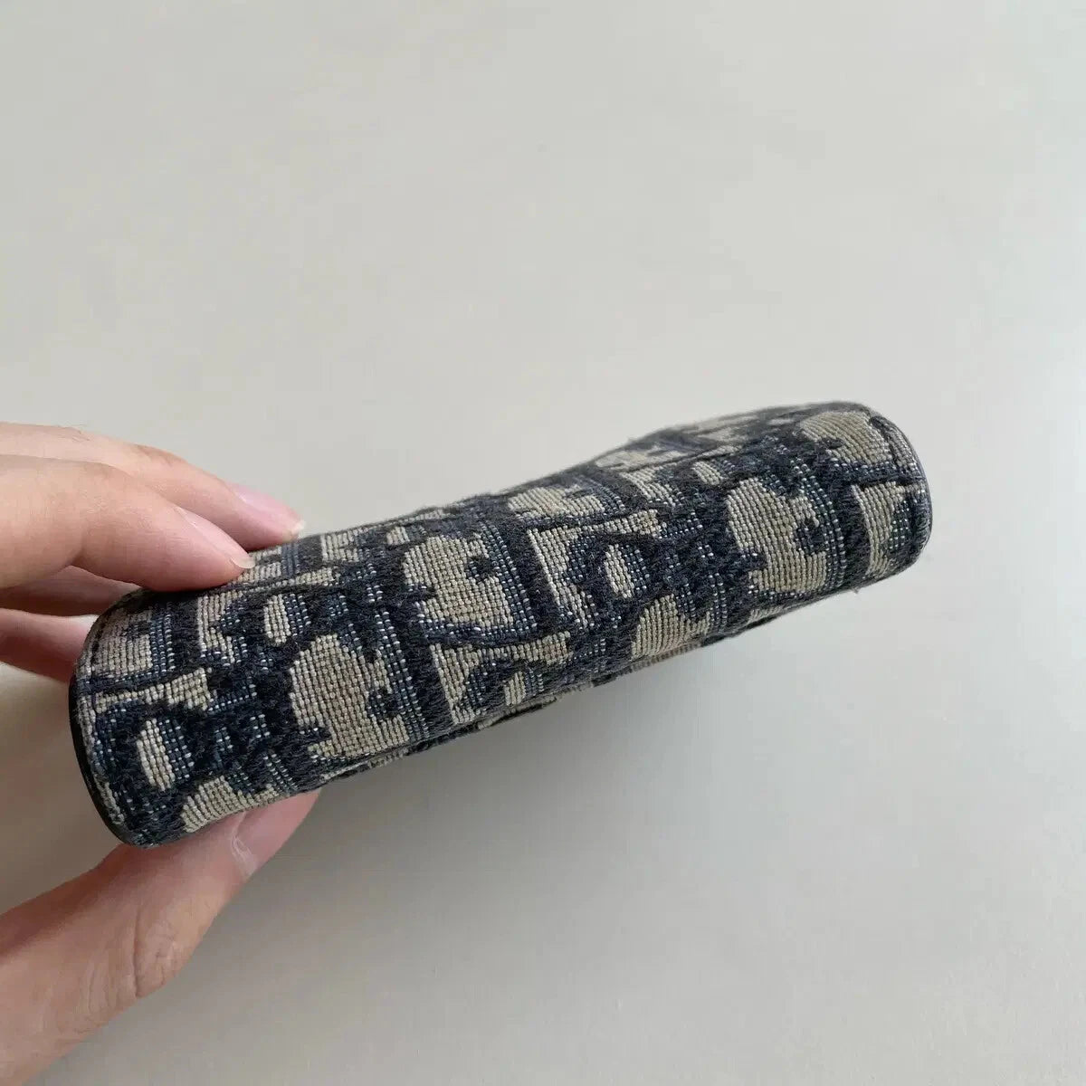 Oblique Saddle Card Holder