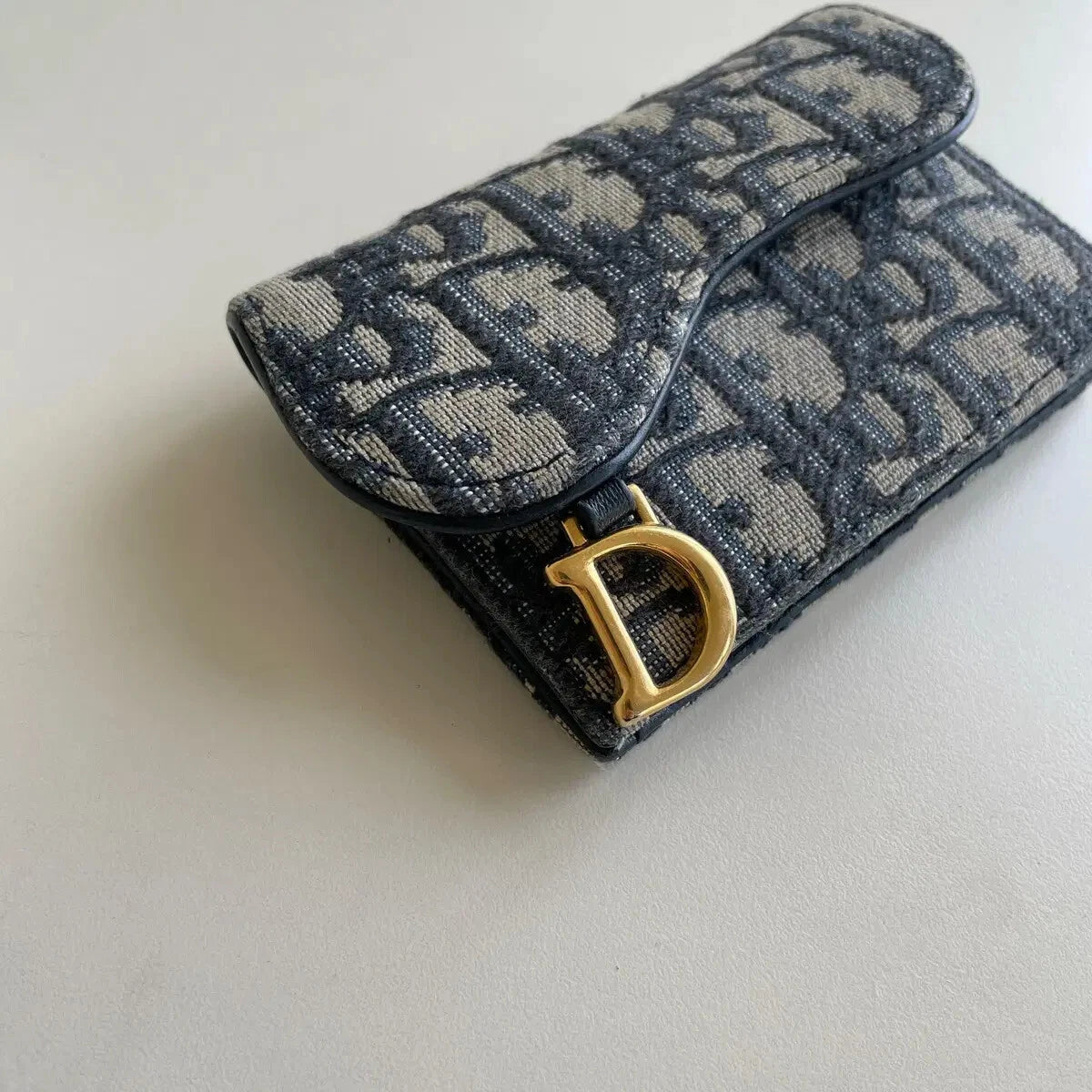 Oblique Saddle Card Holder