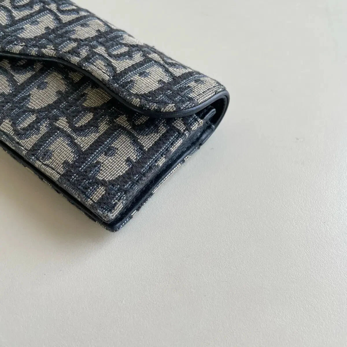 Oblique Saddle Card Holder