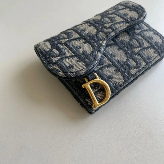 Oblique Saddle Card Holder